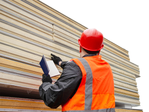 Kỹ sư thực hiện khảo sát thi công panel PU và kiểm tra mặt bằng lắp panel