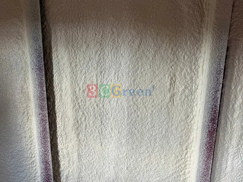 PU Foam là gì – hệ spray polyurethane foam (SPF) được phun trực tiếp để tạo lớp cách nhiệt liền mạch