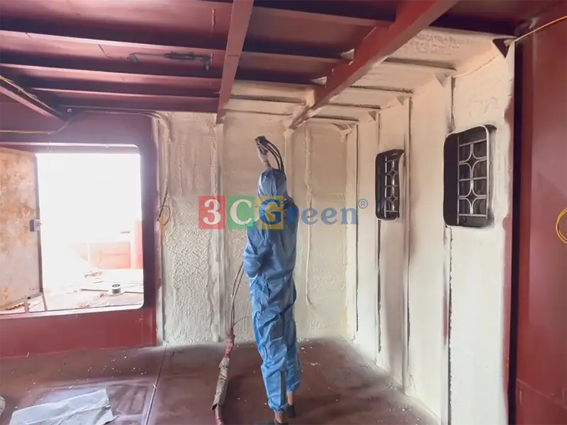 Hình ảnh kỹ thuật viên thi công spray foam với PPE đầy đủ — yếu tố quan trọng quyết định PU Foam có an toàn không trong thực tế