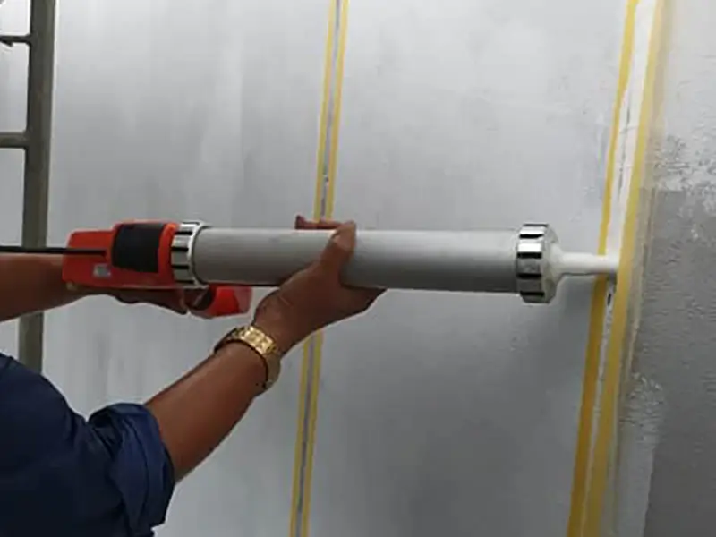 Bơm foam trương nở xử lý khe hở giữa các tấm panel PU tại công trường