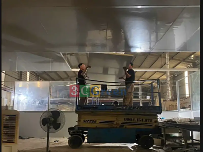 Ảnh thi công thực tế trần panel PU cách nhiệt cho nhà xưởng