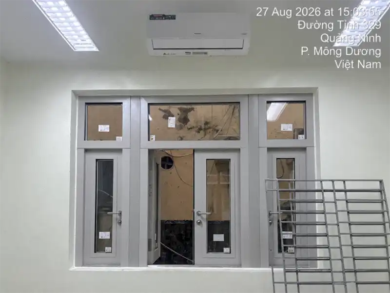 Hình ảnh thực tế hệ cửa kính chống cháy tại Trường Tiểu học Mông Dương, Quảng Ninh