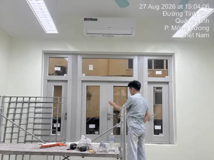 Hình ảnh thực tế hệ cửa kính chống cháy tại Trường Tiểu học Mông Dương, Quảng Ninh